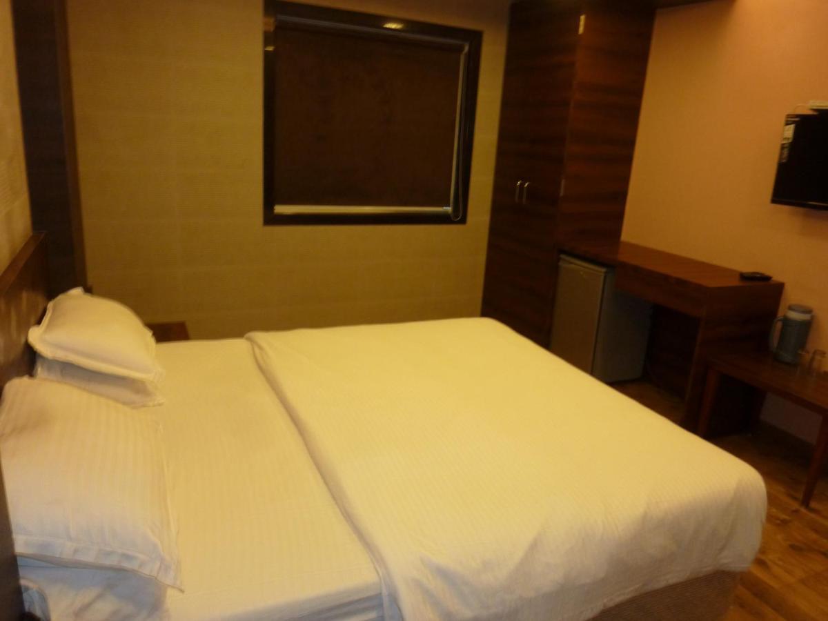 Hotel Orient Palace มุมไบ ภายนอก รูปภาพ